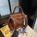 Vintage brown Boston bag in glossy leather with woven rope charm and shoulder strap - Brown (With Pendant)