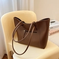 Bolso tote de cuero marrón con bolsillo exterior de cremallera en silla - Marrón