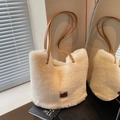 Elegante borsa tote in peluche bianco crema con manici in pelle marrone per l'inverno - Bianco Sporco