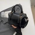 Elegante borsa Boston nera con cuciture bianche e finiture in ottone tenuta a mano - Nero (Senza Ciondolo)