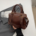 Borsa Boston in pelle testa di moro con cuciture a contrasto e tracolla regolabile - Marrone (Senza Ciondolo)