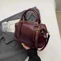 Elegante borsa Boston rosso vino in pelle lucida con dettagli dorati e tracolla - Rosso Vino (Senza Ciondolo)