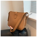 Bolso cubo minimalista en cuero mate marrón caramelo con correa de hombro ancha - Marrón