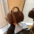 Borsa Boston in peluche marrone con manici in pelle e dettagli in metallo oro - Marrone