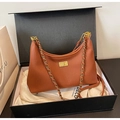 Dettaglio borsa a tracolla marrone plissettata con catena dorata in confezione regalo di lusso - Marrone