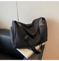 Detalle del bolso tote de lona negra con bolsillo lateral y correa ajustable - Negro