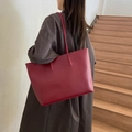 Bolso tote rojo minimalista de gran capacidad con correas finas de cuero mate - Rojo