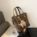 Sac seau vintage marron foncé matelassé avec charme monstre en peluche et métal doré - Losange Café (Avec Pendentif)