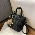 Sac seau matelassé gris foncé avec pendentif en peluche marron et bandoulière amovible - Losange Noir (Avec Pendentif)
