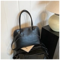 Schwarze Leder-Shopper-Tasche mit weißen Kontrastnähten und Zylindergriffen - Schwarz