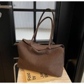 Detalle de un bolso tote de ante marrón oscuro de gran capacidad con asas dobles - café