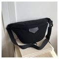 Dettaglio del marsupio in velluto a coste nero con texture a coste e patch logo grigio - Nero