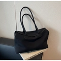 Bolso tote minimalista en ante negro con gran capacidad y correas largas dobles al hombro - Negro