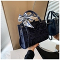 Vue détaillée du sac cabas brodé bleu marine avec foulard en soie sur la poignée - Bleu