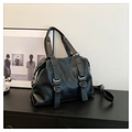 Detalle de bolso tote de cuero sintético negro con anillos de metal plateado - Negro
