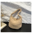 Detalle del bolso de hombro acolchado con tejido suave texturizado y asa plisada - Caqui