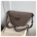 Dettaglio del marsupio in velluto a coste marrone scuro con texture e anello a D metallico - Marrone