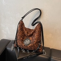 Retro-Tragetasche mit Leopardenmuster, Metall-M-Logo und verstellbaren Trägern in Braun - Schwarz und Braun