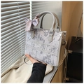 Sac cabas brodé gris avec motif de paysage, deux poignées et détail de foulard en soie - Gris