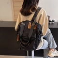 Schwarzer Nylon-Rucksack mit braunen Kontrasten in einer modischen Street-Style-Ansicht - Schwarz