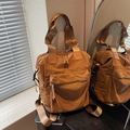 Multifunktionale Damen-Rucksacktasche aus Nylon in Karamellbraun mit glänzenden Schultergurten - Braun