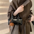 Schwarze Boston-Tasche aus glänzendem Lackleder mit niedlichem Bären-Anhänger in Braun - Schwarz (Mit Anhänger)
