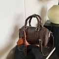 Dunkelbraune Boston Bag aus Leder mit Doppelgriffen, Gurt und Plüsch-Anhänger Dekor - Kaffee (Mit Anhänger)