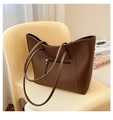 Bolso tote grande de cuero marrón oscuro con bolsillo de cremallera en una silla - Marrón