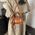 Braune Boston-Handtasche aus Ölhaut mit Teddybär-Anhänger und Web-Quaste - Braun (Mit Anhänger)