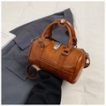 Sac Boston cylindrique marron élégant avec détails argentés et texture cuir rétro - Marron (Sans Pendentif)