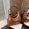 Borsa tote marrone caramello con trama in pelle vintage e gancio metallico - Marrone