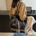 Grande borsa tote in pelle nera con ciondolo a forma di bassotto e nappa intrecciata - Nero