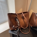 Borsa tote vintage marrone in ecopelle con ciondolo a bassotto e corda intrecciata - Marrone