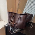 Borsa tote in pelle marrone scuro con ciondolo a bassotto e tracolla lunga - caffè