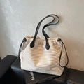 Sac fourre-tout en velours côtelé blanc avec lanières en cuir noir et cordon de serrage - Blanc Cassé