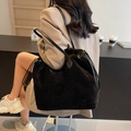 Sac fourre-tout noir en velours côtelé avec cordon de serrage et fine bandoulière en cuir - Noir