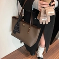 Dunkelbraune Shopper-Tasche aus genarbtem Leder mit Polka-Dot-Band und Metall-Logo - Braun