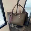 Dunkelgrüne Tote Bag mit Lychee-Struktur, braunen Griffen und elegantem Punkteschal - Grün
