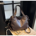 Bolso tote retro grande de piel sintética marrón oscuro con remaches y correa ajustable - café
