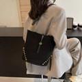 Schicke schwarze Wildleder Eimertasche mit Goldnieten und verstellbarem Gurt - Schwarz