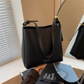 Sac seau minimaliste en cuir PU noir avec lettrage doré et bandoulière réglable - Noir