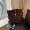 Schicke Beuteltasche mit Leopardenmuster Goldnieten und verstellbarem Schultergurt - Leopardenmuster