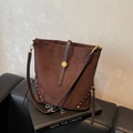 Dunkelbraune Wildleder-Eimertasche mit goldenen Nieten und schickem Vintage-Design - Kaffeebraun