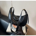 Detalle de bolso hobo de piel sintética negra con cremallera dorada y diseño de media luna - Negro