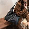 Große schwarze matte Hobo-Schultertasche aus Kunstleder mit natürlicher Narbenstruktur - Schwarz