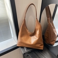Schicke Hobo-Tasche aus braunem Kunstleder mit Vintage-Textur und edlem Metall-Logo - Braun