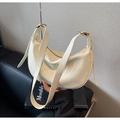 Detalle del bolso medialuna blanco crema con textura plisada y hebilla dorada - Blanco Roto