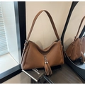 Detalle de bolso plisado marrón con colgantes de doble borla y correa ajustable - Marrón
