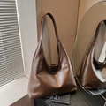 Dunkelbraune Vintage Hobo-Tasche aus glattem Kunstleder mit großem Fassungsvermögen - Braun