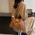 Bolso tote grande vintage marrón con cierre de solapa y colgante de béisbol - Con Colgante / Tostado